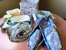 紙で作成した靴やごみ袋。牛乳パックを使用して箱を作れば食器代わりにも！