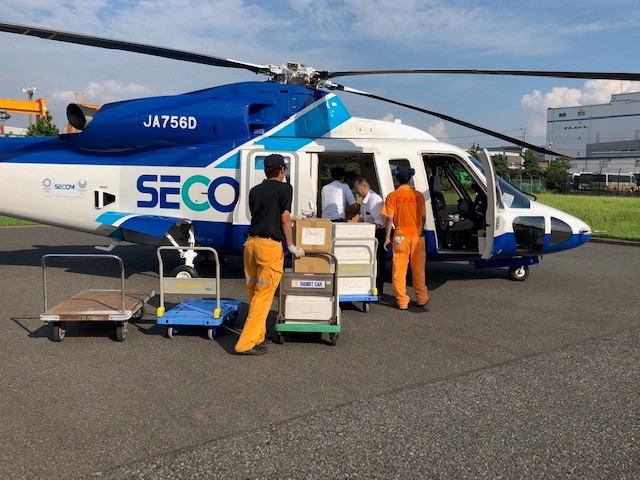 写真：セコムのヘリコプターを活用した支援物資の輸送