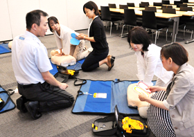 2人1組に分かれて、AEDの使い方を体験！