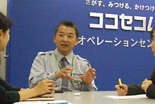写真:委員会メンバーの質問に丁寧に答えてくれた筒井センター長