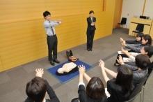 胸骨圧迫は、手の力ではなく体重を使って行うことがポイント!と小泉さん、力に自信がない女性でも体重をかければ効果的に行えます。