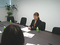 写真:安全なサイトの見極め方を教えてくれた木村仁美さん