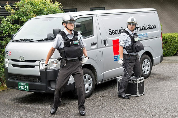 写真:グレード教育で「警戒行動」の訓練を行う現金護送隊員