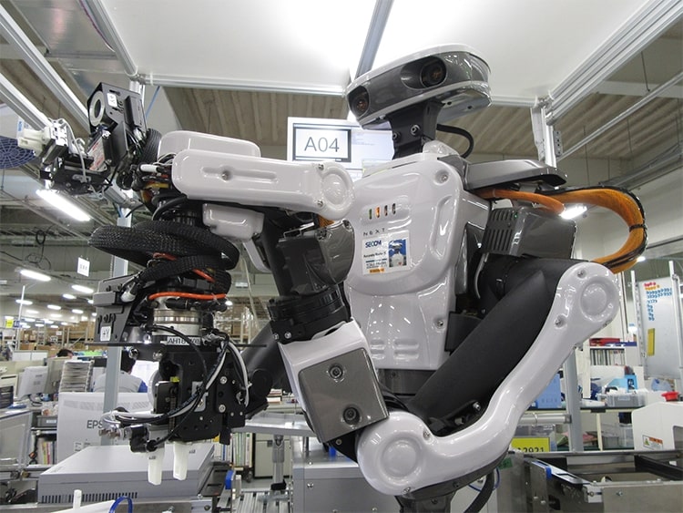 写真:24時間無人で製品の検査工程を担うロボット