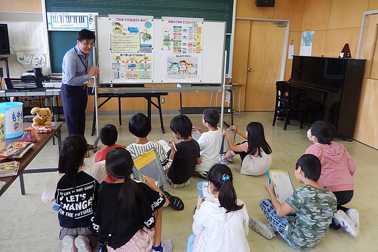 写真:小学生を対象とした環境出前教育を実施