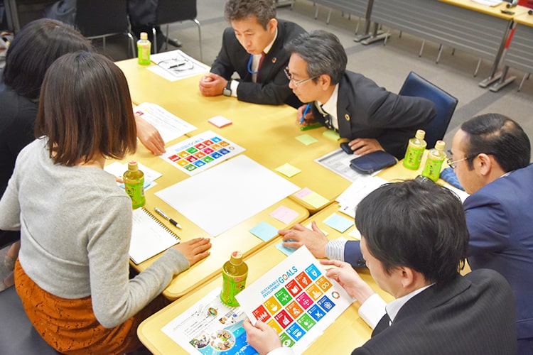 写真:SDGsを学ぶグループワーク