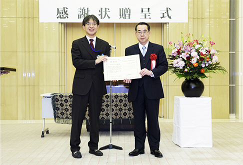 写真:「ゼロエミッション東京」の実現に貢献したとして感謝状を授与される