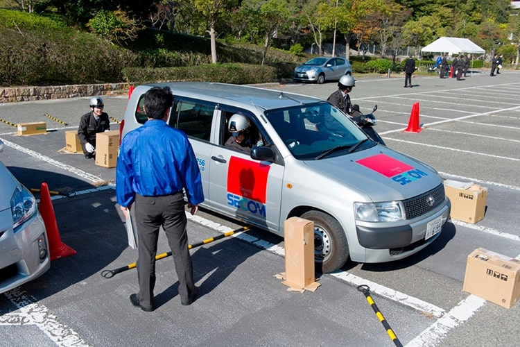 写真:省エネ運転と安全運転を兼ね備えた「エコ安全ドライブ」の研修