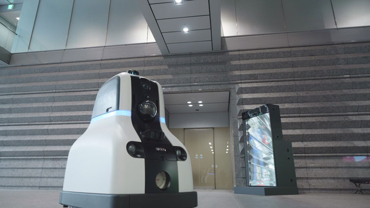 写真:公共空間と調和した新しいセキュリティロボット「cocobo」