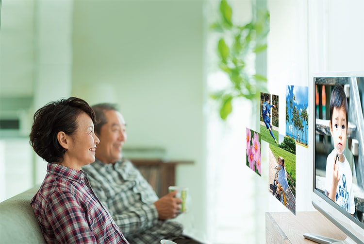 写真:普段使っているテレビに「まごチャンネル」本体を接続するだけで動画や写真を楽しめる