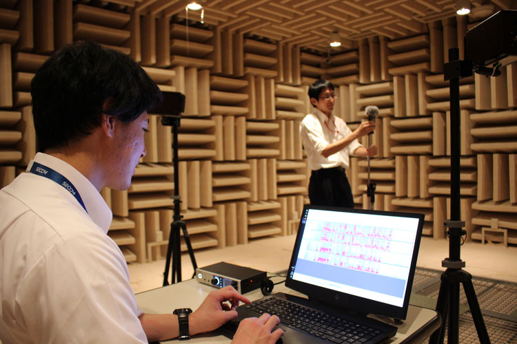 写真:音波によるセンシング(セコムSCセンターの無響室にて)