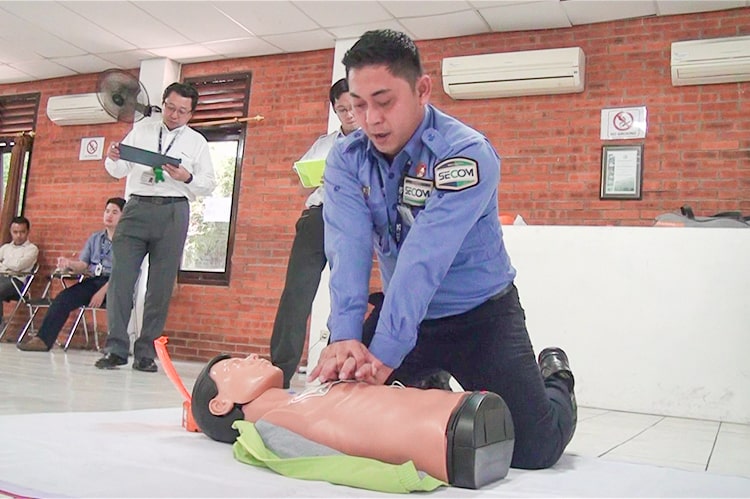 写真:セコムインドネシアでのAEDを使用した救命訓練