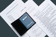 写真:「セコムの理念」などを各国の言語に翻訳して配布