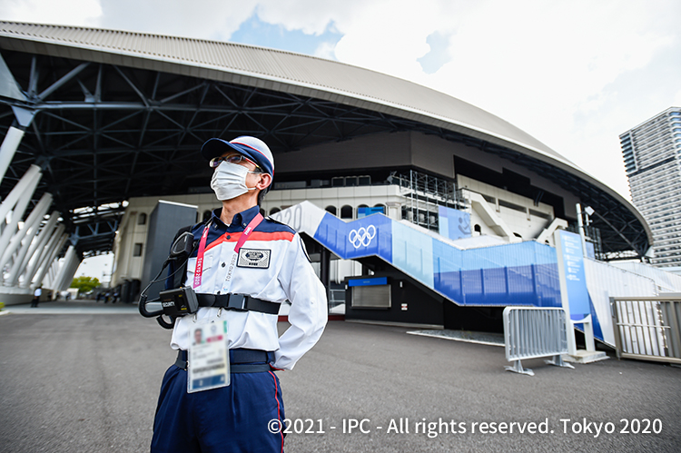 写真:ウェアラブルカメラを装着して会場を警備(有明テニスの森)