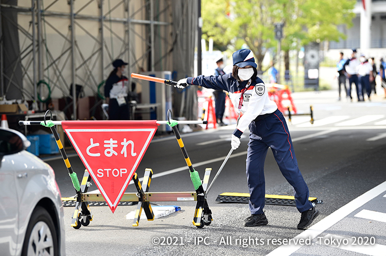 写真:車両検査場で車両の誘導を行う(オリンピックスタジアム)