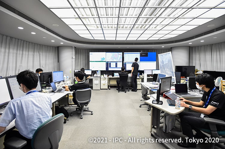 写真:24時間体制でセコム機器の正常な稼働をサポート(セコムTEセンター内の技術サポートセンター)