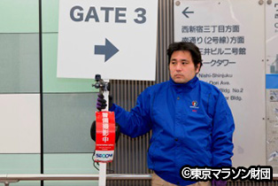 新宿駅構内などで使用した「看板式仮設防犯カメラ」のイメージ