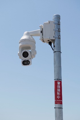 防犯カメラ（左）とレーザーセンサー（右）を連動させて広域を監視