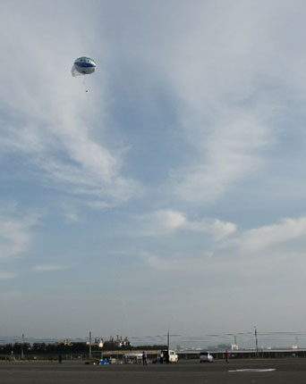 「セコム気球」に搭載されたカメラで会場周辺を上空から監視