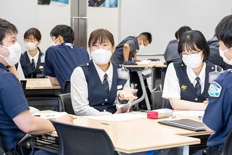 写真：TSL研修でリーダーとしての在り方などを学ぶ参加者たち