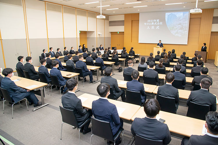 写真：2022年度入社式は原宿本社や各地域本部など、26会場に分かれてオンラインで開催