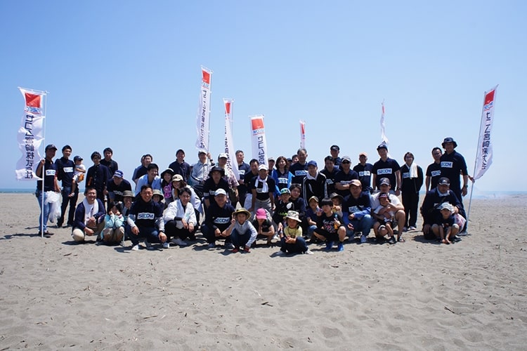 写真：アカウミガメ産卵場の清掃に参加したセコム宮崎の社員たち