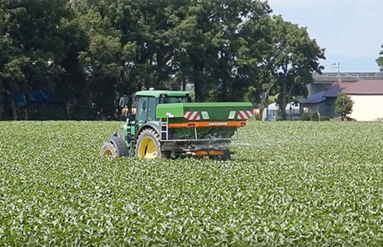 写真:マップ情報を基にした肥料の可変散布の様子