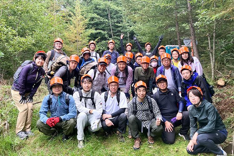 写真：作業に参加したセコム本社とセコム山梨(株)の仲間