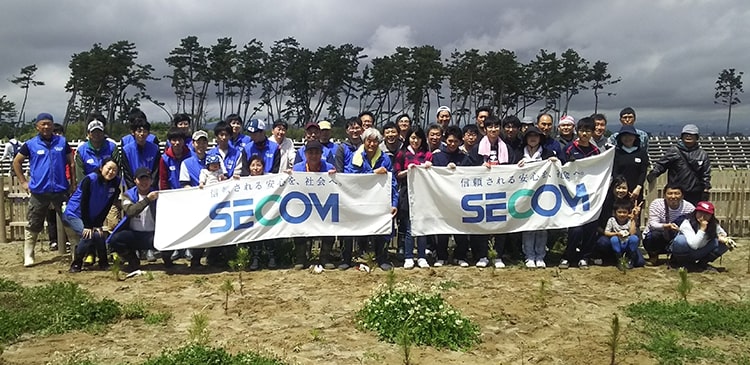 写真:(公財)オイスカ「海岸林再生プロジェクト」に参加する社員ボランティア