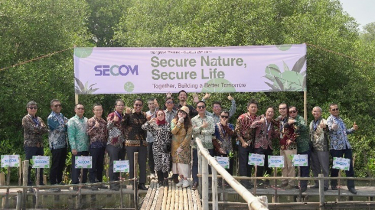 写真:セコムインドネシアグループ主催の植林活動の集合写真