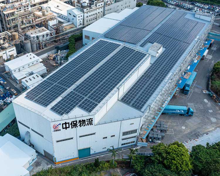 写真：中保物流の自社倉庫の屋上全面に太陽光発電設備が導入された