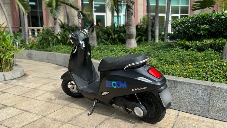 写真:ベトナムの電動バイク