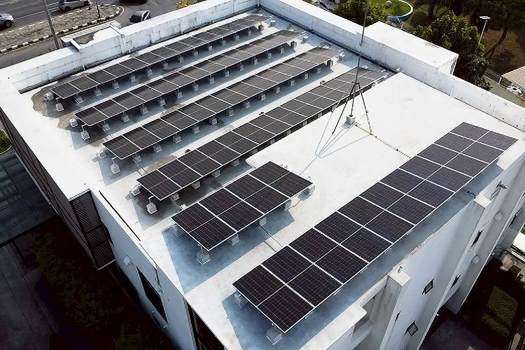 写真:タイのシラチャのオフィスに導入した太陽光パネル