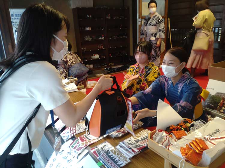 写真：京都祇園祭の山鉾（やまほこ）に設置するAEDを提供