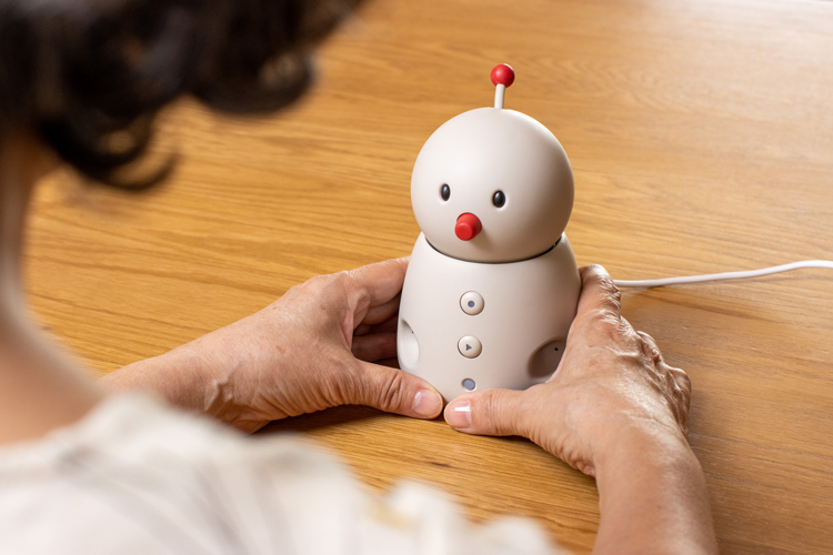 写真:「あのね」に用いるコミュニケーションロボット「BOCCO emo(ボッコ エモ)」