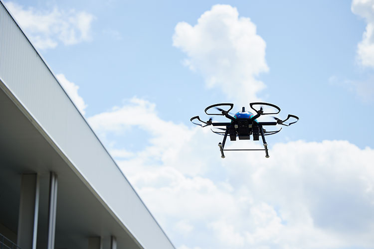 写真：AIを活用して警備サービスを提供する「セコムドローンXX」