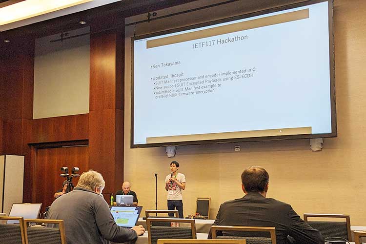 写真：IETFで標準化の提案内容を説明するセコムの研究員