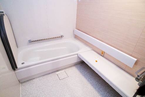 写真：床は段差もなく、足腰の負担に配慮