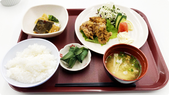 写真：食事も充実。セコムカレーも
