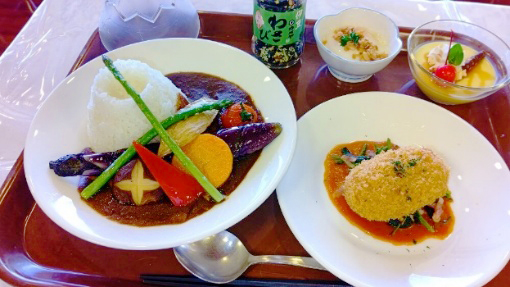 写真：食事も充実。セコムカレーも