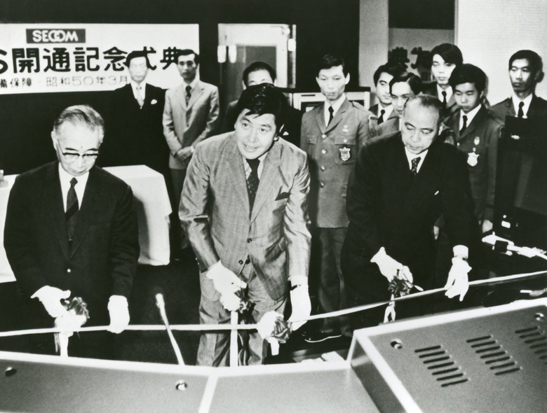 写真：CSSの開通記念式典、中央が飯田代表