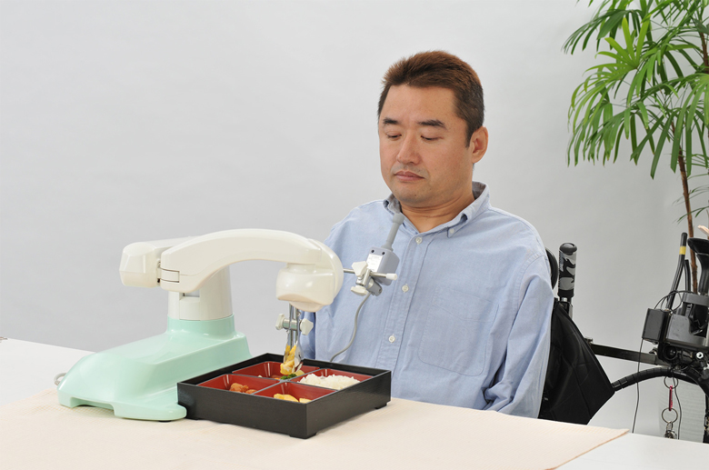 写真：日本初の食事支援ロボット「マイスプーン」