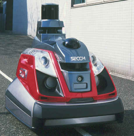 写真：日本初の屋外巡回監視ロボット「セコムロボットX」