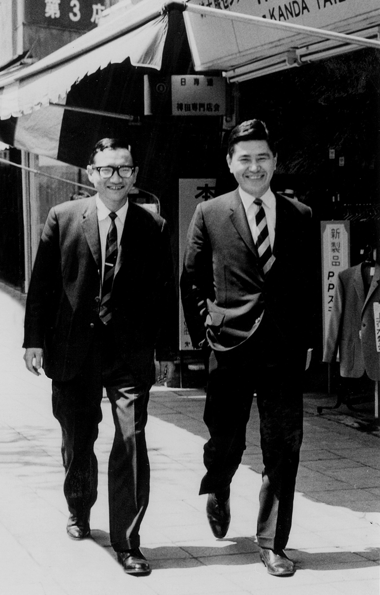 写真：昭和42年4月、東京･神田の街を歩く飯田（右）･戸田