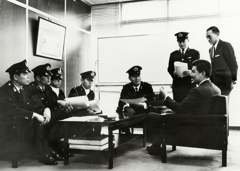写真：4月12日の表彰式後のひととき、右側座っているのが飯田