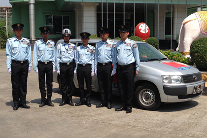 ミャンマーセコムのの緊急対処員と緊急対処車