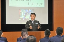 チームマネージメントを講義する岡田チーフインストラクター