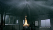 炎と水の形にこだわり撮り直しを重ねたスプリンクラー消火実験のシーン