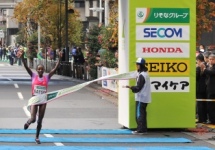 フィニッシュゲートを通過する優勝者アツェデ・バイサ選手（エチオピア）