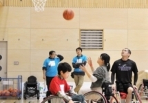 子どもも大人も一緒に 車椅子バスケットボールを体験